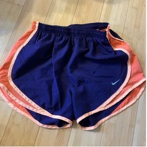bundle of 4 women’s Nike shorts